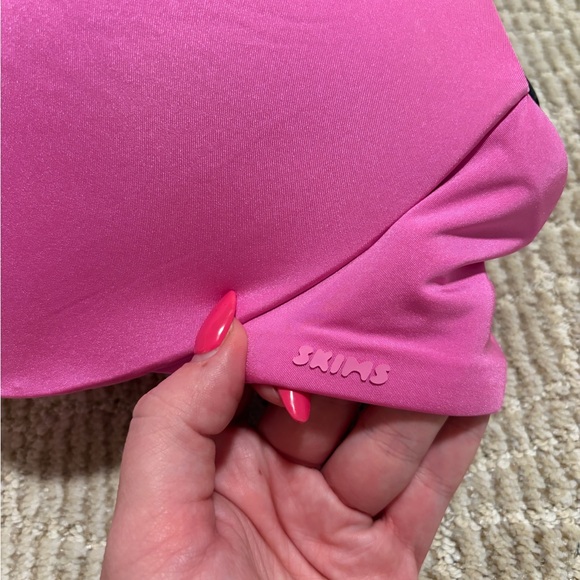 SKIMS Wireless T-shirt Bra - Picture 3 of 4